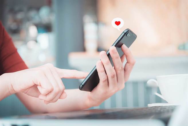 小六女对男网友喊：「要爱爱」、「要打ㄆ」，姊姊担心性观念偏差，急求解。（示意图/Shutterstock提供）