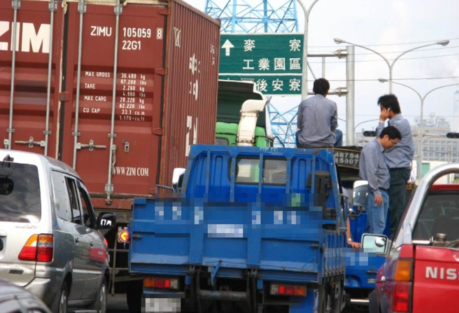 云林县麦寮乡因六轻工业区车流量大，地方争取「浊水溪堤防快速道路」有谱。（本报资料照片）