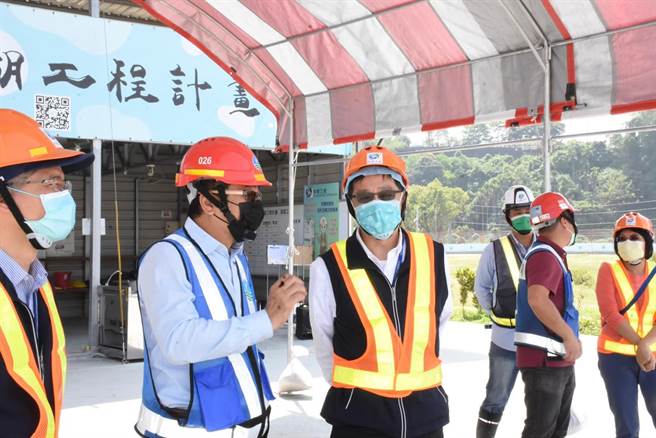 台中市經發局長張峯源（中）視察屯區供水系統工程。（經發局提供／謝瓊雲台中傳真）