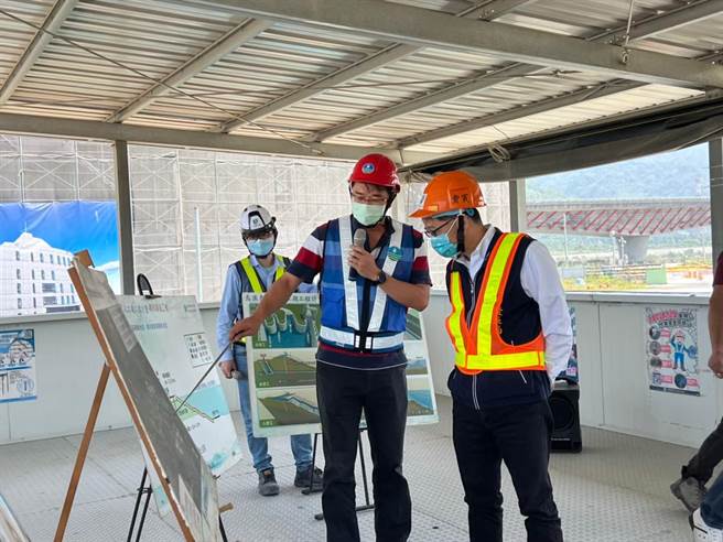 台中市經發局長張峯源（右）視察鳥嘴潭人工湖下游自來水工程銜接案。（經發局提供／謝瓊雲台中傳真）