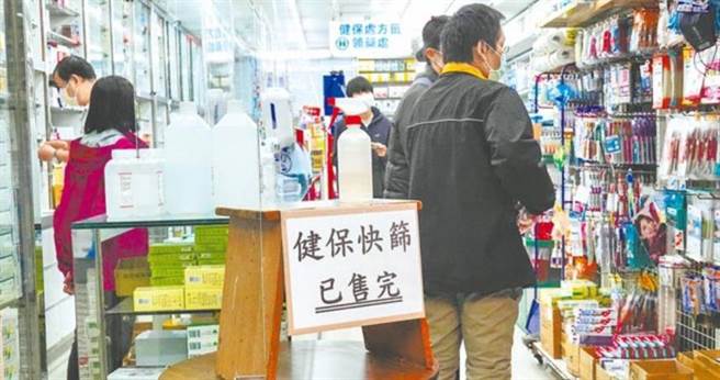 因为快筛试剂货源充足，经济部今宣布，八大通路门市即日起取消每人限购1剂规定。(资料照)