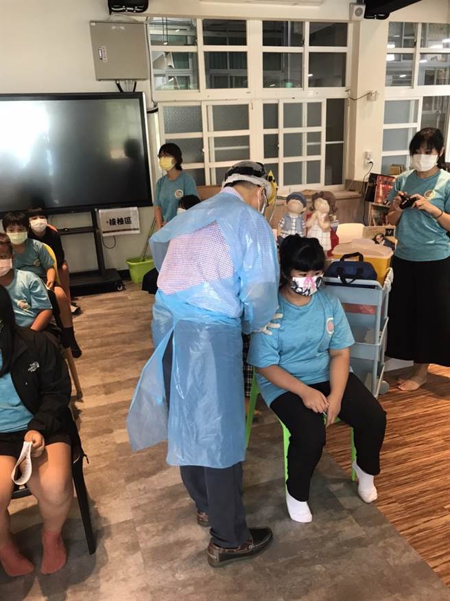 屏縣府宣布，輝瑞兒童疫苗、青少年BNT第三劑明日起施打。(屏縣府提供)