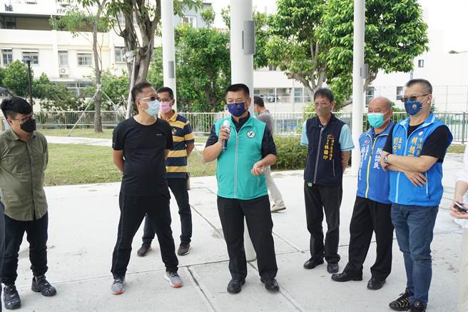 市议员萧隆泽24日到现场会勘，并与地方人士交换意见、择定公厕位址。（萧隆泽提供／陈淑娥台中传真）