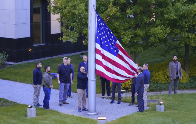 美国驻乌克兰大使馆人员18日在位于基辅的使馆内升起美国国旗。（美联社）