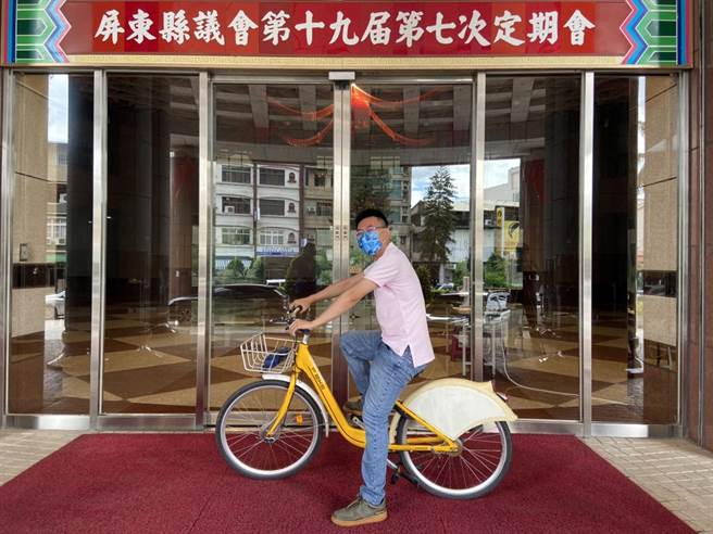 屏东县议员黄明贤实际体验骑乘Pbike，直呼就像在健身房骑飞轮。（林和生摄）