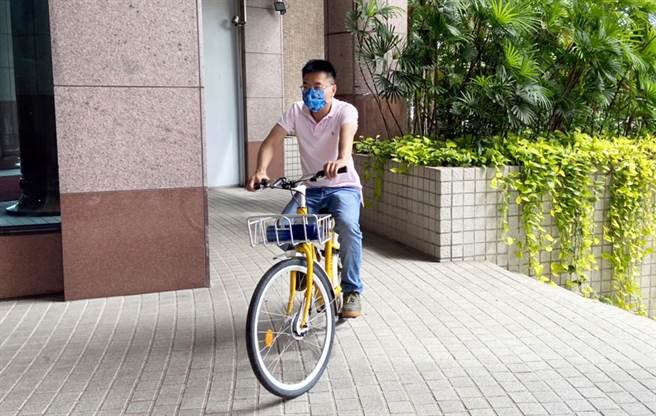 屏东县议员黄明贤骑乘Pbike前往议会质询，体验过后直言「非常难骑」。（林和生摄）