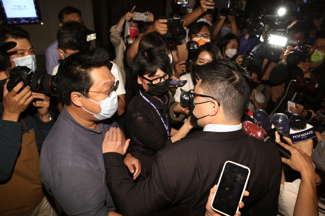 巴拿马长荣国际24日召开记者会，会前，保全要求张家大哥派代表（右）离场，双方爆发肢体衝突。（邓博仁摄）