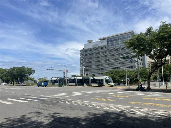 前镇街及凯旋路口，过去车辆与轻轨碰撞事故频传，不过今年因各项措施，效果显着。（洪靖宜摄）