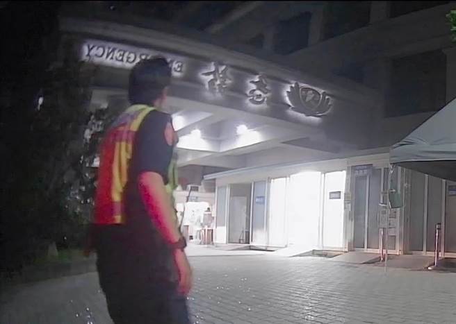 在警方的協助下，僅用約5分鐘就到了慈濟醫院急診室。（民眾提供／盧金足台中傳真）