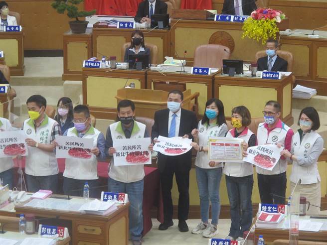 新北市议会民进党团要求新北市长侯友宜端出政策牛肉，振兴经济，让市民能撑过这波情衝击。（陈慰慈摄）