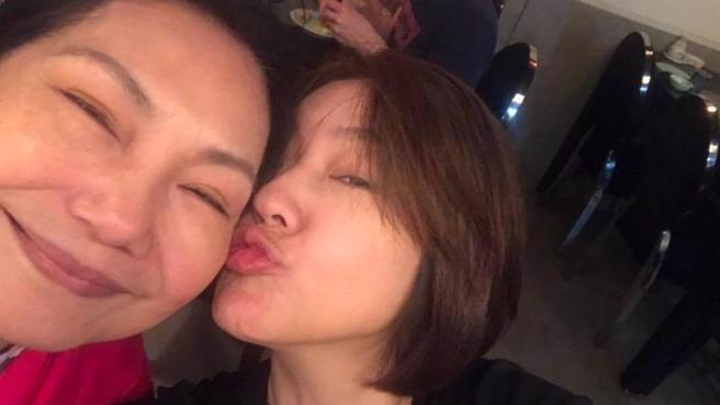 節目中聊起童年黑暗往事，母女倆感情還是很要好的。(小S 臉書)