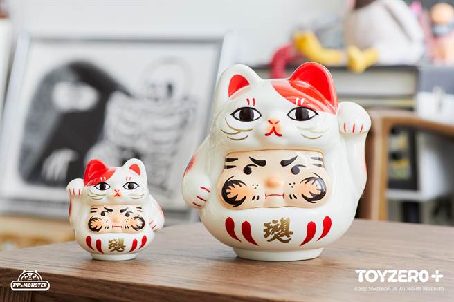 100％ ＆ 200％ PP幸運貓達摩x玩具人聯名款。（TOYZEROPLUS提供）
