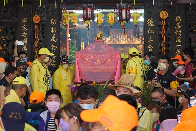 白沙屯妈祖今回銮，清晨约6点半沿着台一线进入彰化境内，下午2点左右停驾员林福寧宫休息，不料准备启程前原本毛毛细雨突然变大，轿班人员赶紧为粉红超跑穿上雨衣。（吴建辉摄）