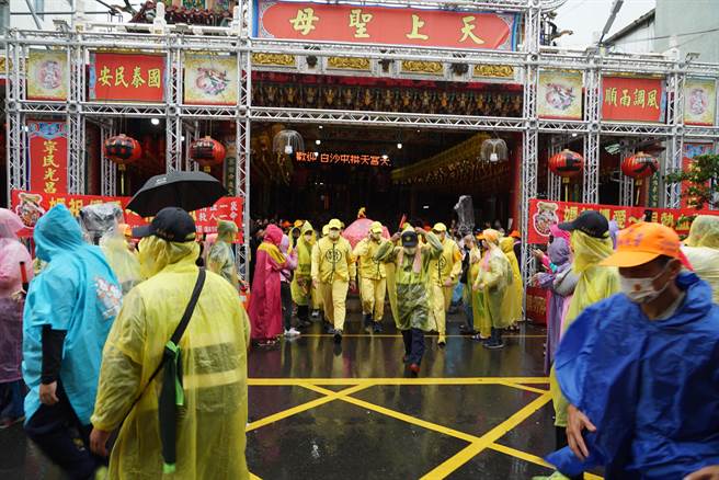 福寧宫总干事赖东位表示，妈祖去年也有停驾福寧宫，今年白沙屯妈进香前夕，有特别到拱天宫请示妈祖，希望妈祖能再度停驾员林为民眾赐福，而妈祖真的灵验，果然再度停驾。（吴建辉摄）