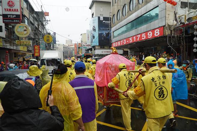 由于下午彰化开始飘起细雨，福寧宫也准备雨衣供香灯脚取用，让他们不必冒雨前行。（吴建辉摄）