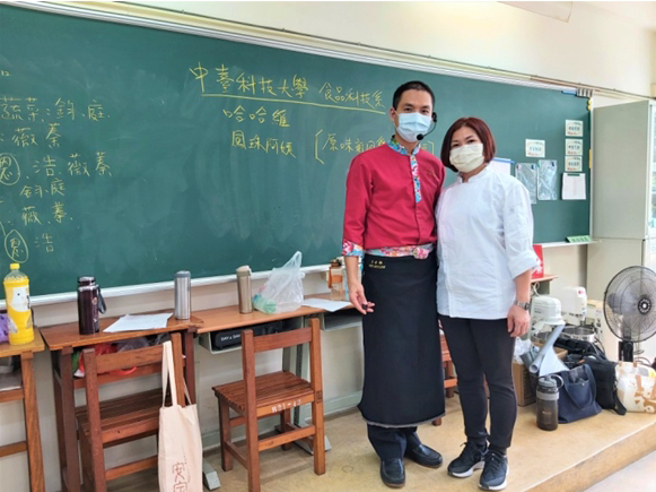 中臺科大食品科技系学生李凤珠(右1)参与专业服务学习活动照片。(照片/中臺科大提供)