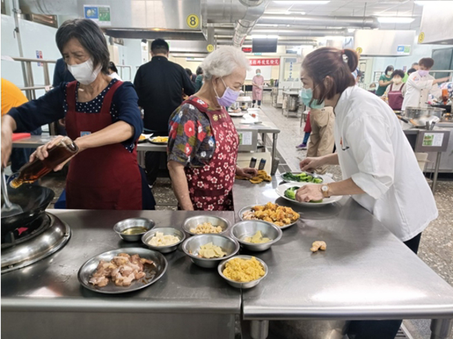 中臺科大食品科技系学生李凤珠(右1)参与专业服务学习活动照片。(照片/中臺科大提供)