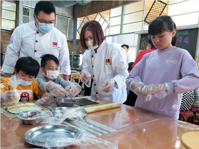 中臺科大食品科技系学生李凤珠(右2)参与专业服务学习活动照片。(照片/中臺科大提供)