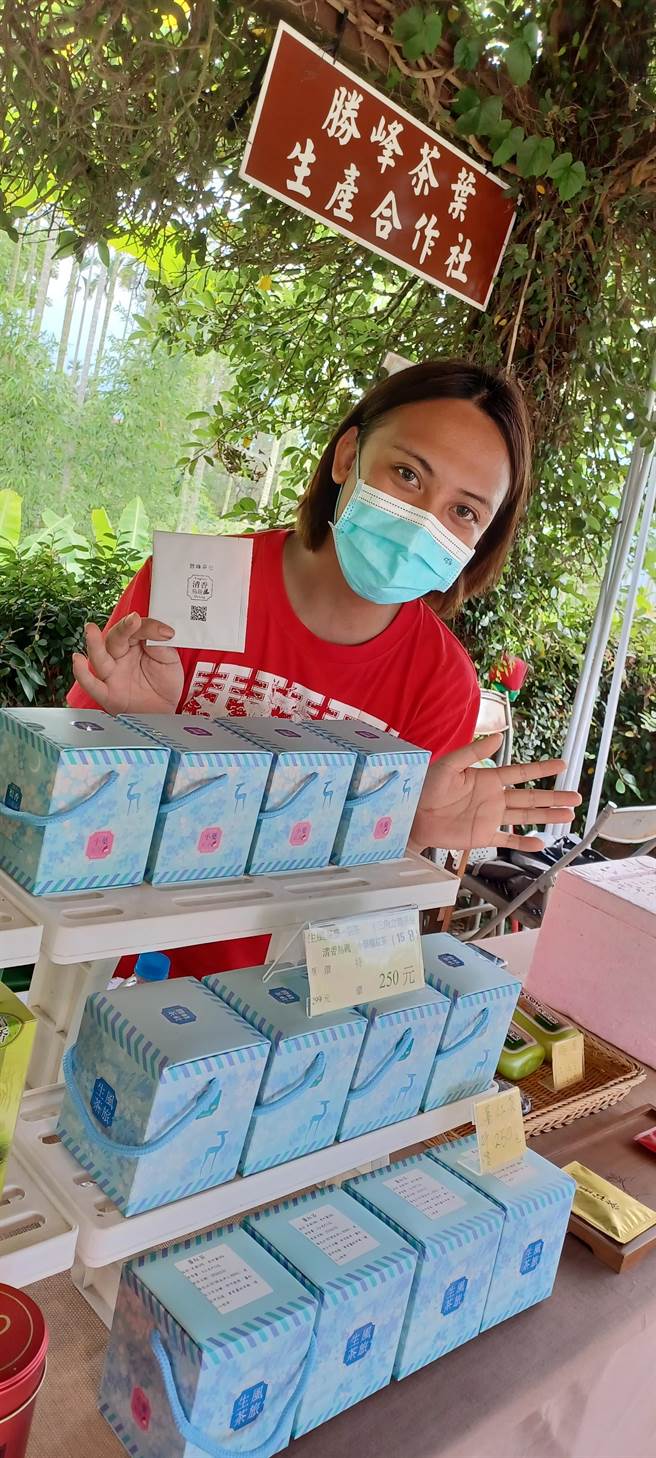 南投縣水里鄉勝峰茶葉生產合作社建立茶葉分級制度，並嚴格把關茶葉品質，茶農在玉山山麓栽種軟枝烏龍茶樹，茶香品質一流。（中彰投分署提供／謝瓊雲台中傳真）