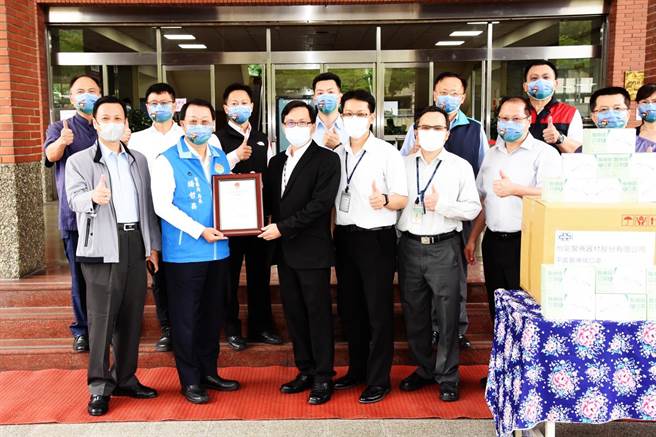 明基醫怡安醫療器材公司董事楊晴博（左三）捐贈防疫口罩給新竹縣警局，局長楊哲昌（左二）致贈感謝狀。（新竹縣警局提供／羅浚濱新竹傳真）