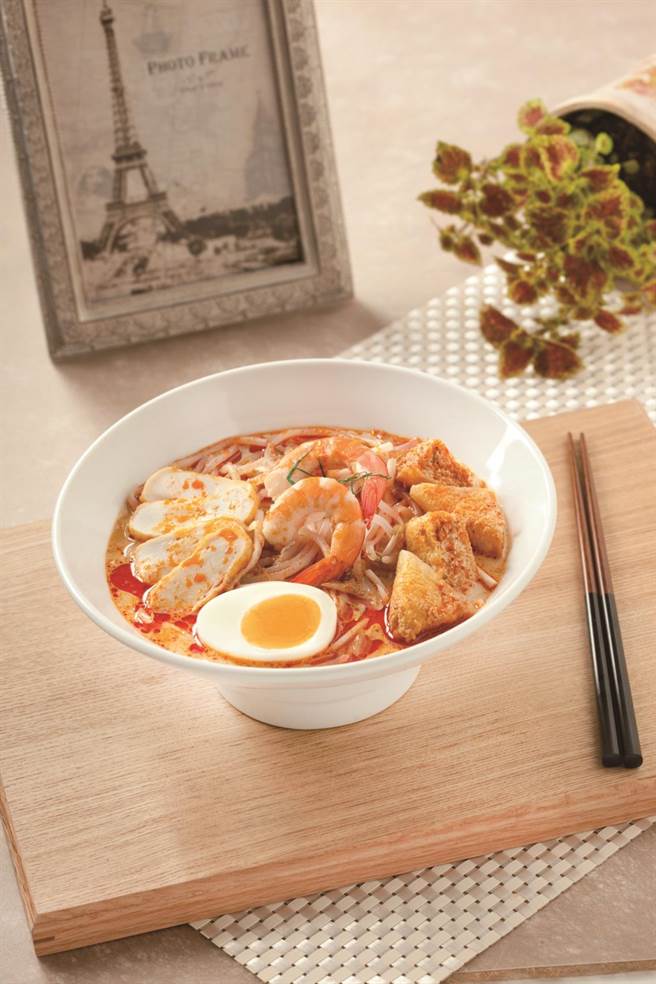 Toast Box土司工坊的新加坡叻沙麵，濃厚湯底挑逗饕客味蕾。（土司工坊提供）