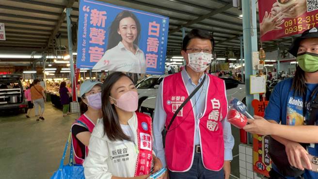 藍營高市左楠區黨內初選26日將登場，把握最後時間，參選人白喬茵力邀謝龍介合體到楠梓德民黃昏市場拜票。（柯宗緯攝）
