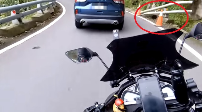 重机骑士行经南横公路险遭落石击中，路过之前有看到2支三角锥摆放警示。（翻摄自脸书环岛骑车趣）