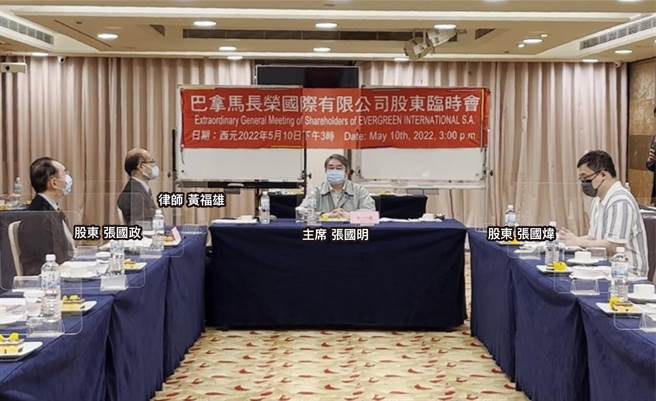 巴拿马长荣国际EIS委任律师黄福雄今天召开记者会，提出当天录影画面。（律师提供）
