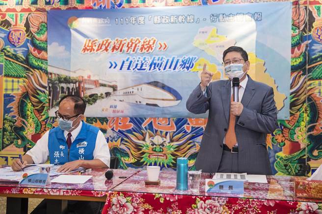 县长杨文科（右）指他上任后在横山各项建设已投入21.6亿余元，细数推动各项建设成果。（罗浚滨摄）