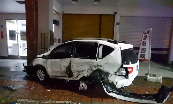 高雄市楠梓區楠梓路24日凌晨發生一場車禍，造成車輛毀損。（翻攝照片／林瑞益高雄傳真）
