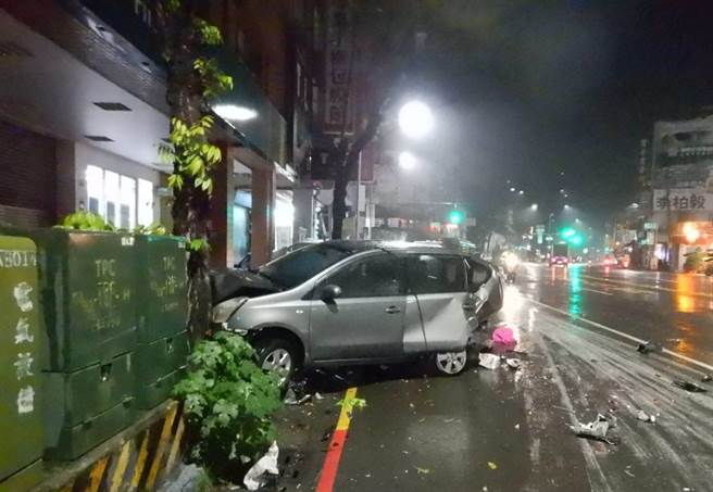 高雄市楠梓區楠梓路24日凌晨發生一場車禍，造成車輛毀損。（翻攝照片／林瑞益高雄傳真）
