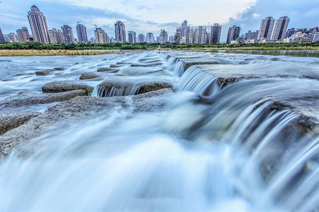 环保署每月定期监测头前溪流域水质，每月排名不是全国第1名就是第2名。（罗浚滨摄）