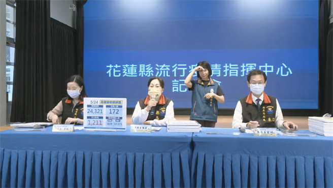 花莲县长徐榛蔚（中）、卫生局长朱家祥（右）与教育处代理处长翁书敏（左），说明今天县内疫情状况。（罗亦晽翻摄）