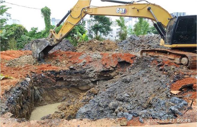 桃園市議員段樹文指出，有民眾舉報八德區介壽路二段252巷某處土地未經許可傾倒廢土。（市議員段樹文提供／陳夢茹桃園傳真）