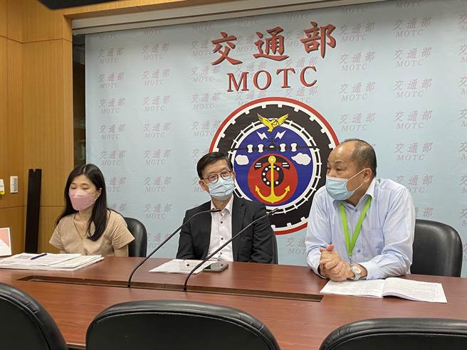 公路总局副局长黄运贵（中）说明端午节连续假期省道路况预测。（陈佑诚摄）