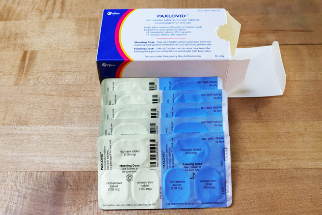 美國出現新冠患者服用完輝瑞大藥廠（Pfizer）抗病毒藥物Paxlovid完整5天療程後，咳嗽等症狀再度復發的情形。（圖／路透社）