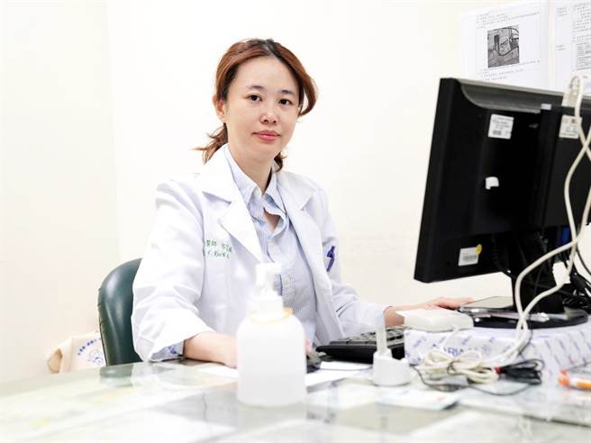 联新国际医院医师郭芷毓与医师高扬威携手共照失智病患。（联新国际医院提供／吕筱蝉桃园传真）