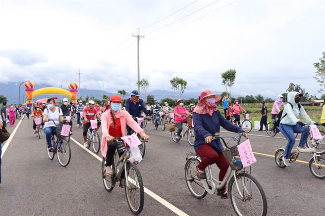 屏東縣長潘孟安24日當領騎帶村民單車馳騁屏112線，村民直呼，「風景真美」！（謝佳潾攝）