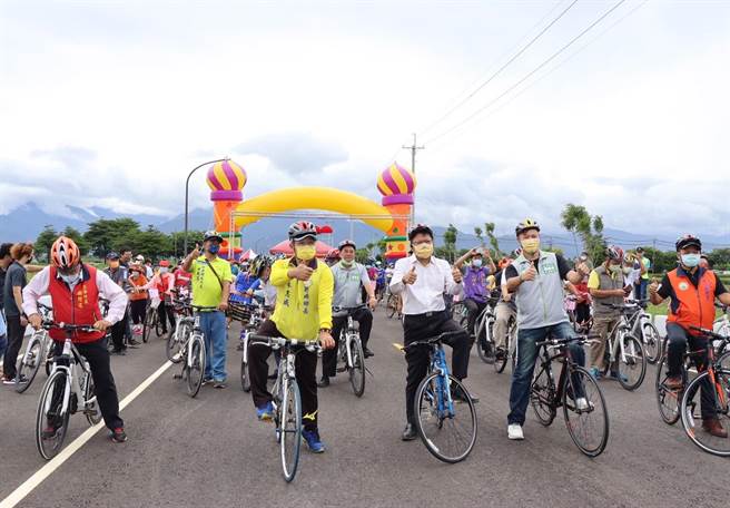 屏東縣長潘孟安24日當領騎帶村民單車馳騁屏112線，村民直呼，「風景真美」！（謝佳潾攝）