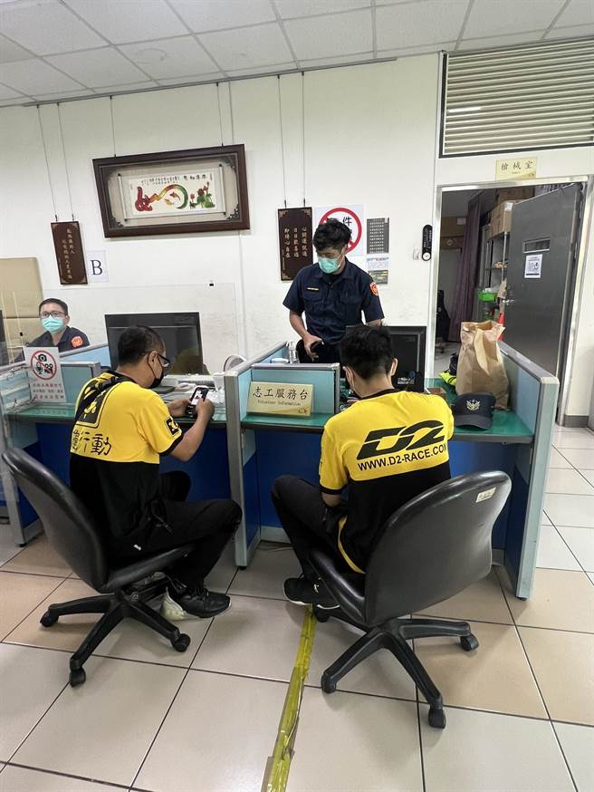 網紅廖老大的員工陪同廖的兒子，前往台中市警第六分局工業區派出所製作筆錄，針對3名網友留言截圖提告恐嚇、公然侮辱等名。（民眾提供／謝瓊雲台中傳真）