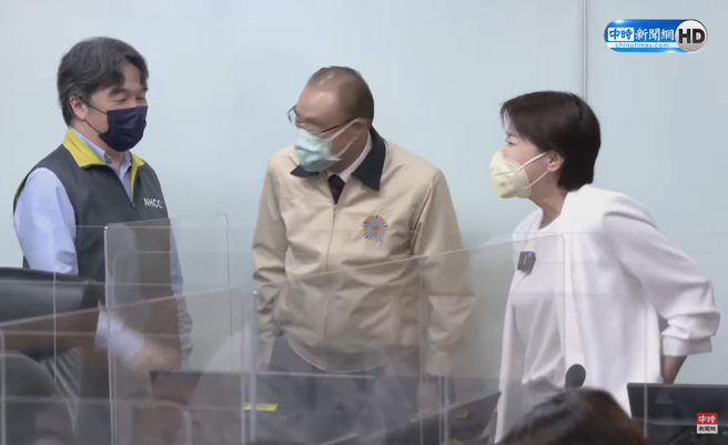 台北市副市長黃珊珊(右)、衛福部醫福會執行長 王必勝(左)。(圖/中時新聞網 直播)