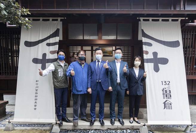 「新竹州警务部部长官舍」24日正式营运，市长林智坚（中）邀请全国民眾来百年官邸看展、品必比登美食吧。（新竹市政府提供／陈育贤新竹传真）