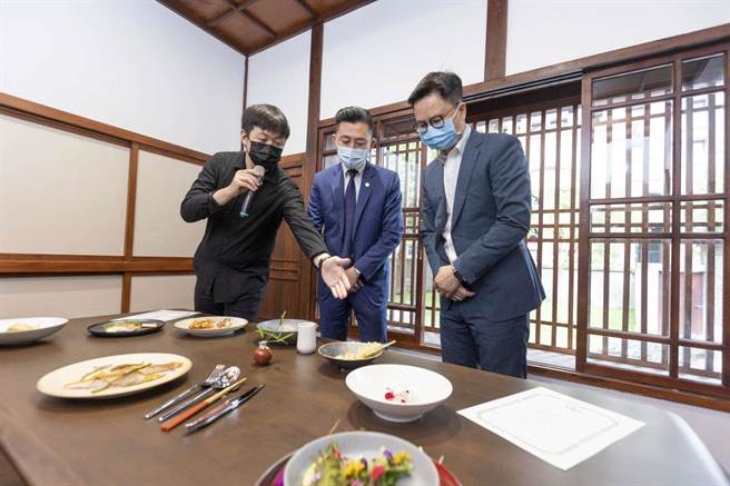 「新竹州警务部部长官舍」24日正式营运，市长林智坚（中）邀请全国民眾来百年官邸看展、品必比登美食吧。（新竹市政府提供／陈育贤新竹传真）