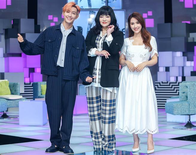 炎亚纶（左起）、唐绮阳、吴姗儒主持的《36题爱上你》迈入第3季。（粘耿豪摄）