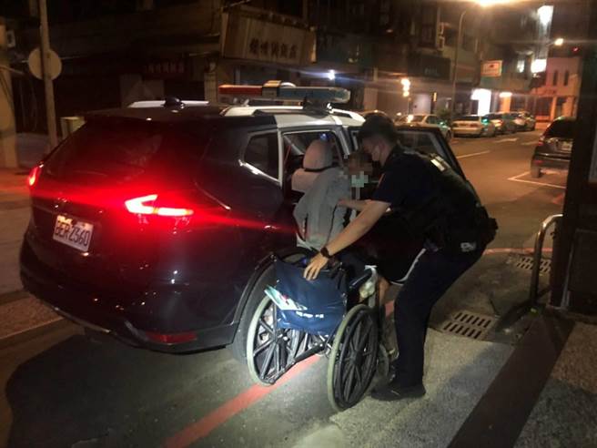 台中市一名73岁黄姓老翁，凌晨2点多独自坐在轮椅上发呆，警方获报到场后，先行提供杯水供老翁饮用，还送老翁回家。（民眾提供／卢金足台中传真）