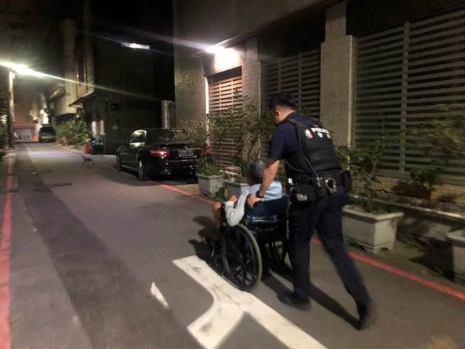 台中市一名73岁黄姓老翁，凌晨2点多独自坐在轮椅上发呆，警方获报到场后，先行提供杯水供老翁饮用，还送老翁回家。（民眾提供／卢金足台中传真）