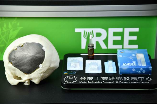 TREE新創主題館展出骨黏土，為金屬中心新創團隊研發，是一種新型骨科填補材，可以簡易塑型，能改善傳統骨科填補骨粉的溢流缺點，促使骨缺損快速癒合，等通過美國FDA認證就會上市。(圖／經濟部技術處提供)