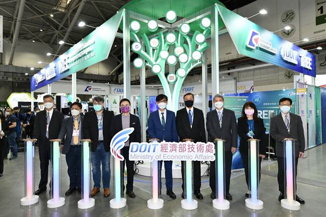 台北國際電腦展中的InnoVEX新創展，經濟部技術處集結18個新創團隊，打造TREE新創主題館，有來自工研院、生技中心、金屬中心3法人及5所學校，橫跨半導體、資通訊、生技、循環經濟等四大領域。(圖／經濟部技術處提供)