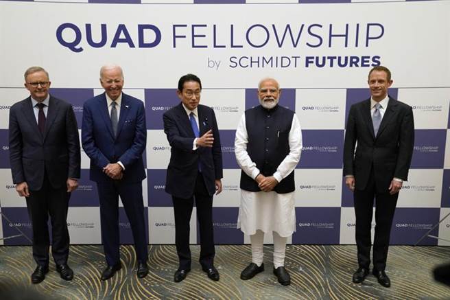 美国、日本、澳大利亚和印度24日上午在日本首相官邸，召开「四方安全对话」（Quad）首脑会议。图为四国领袖在会前大合照。 (美联社)