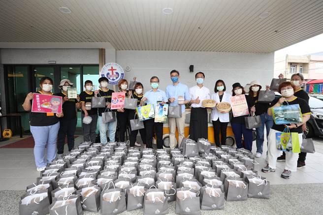 随着端午节将至，恒基整合各方民间企业资源，送出150份民生物资，在疫情中带来温暖曙光。（恒基提供／谢佳潾屏东传真）